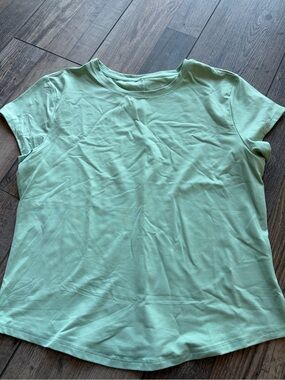 Women’s Old Navy Active Studio Smooth Go-Dry Short Sleeve Shirt